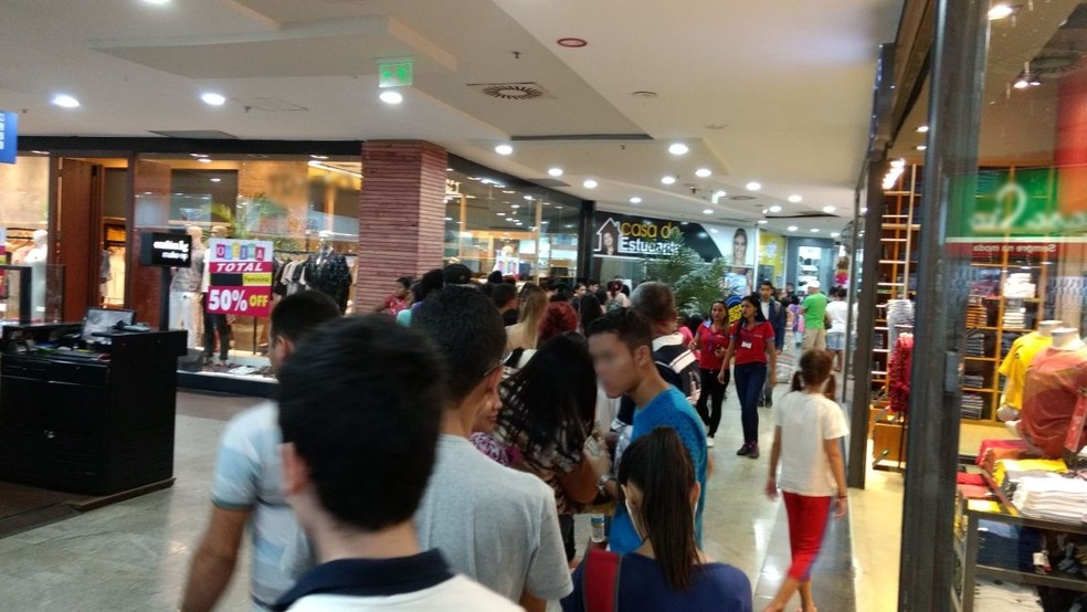 Estudantes fazem longas filas para fazer a carteira de estudante em João Pessoa — Foto: Hevilla Wanderley/Globoesporte.com