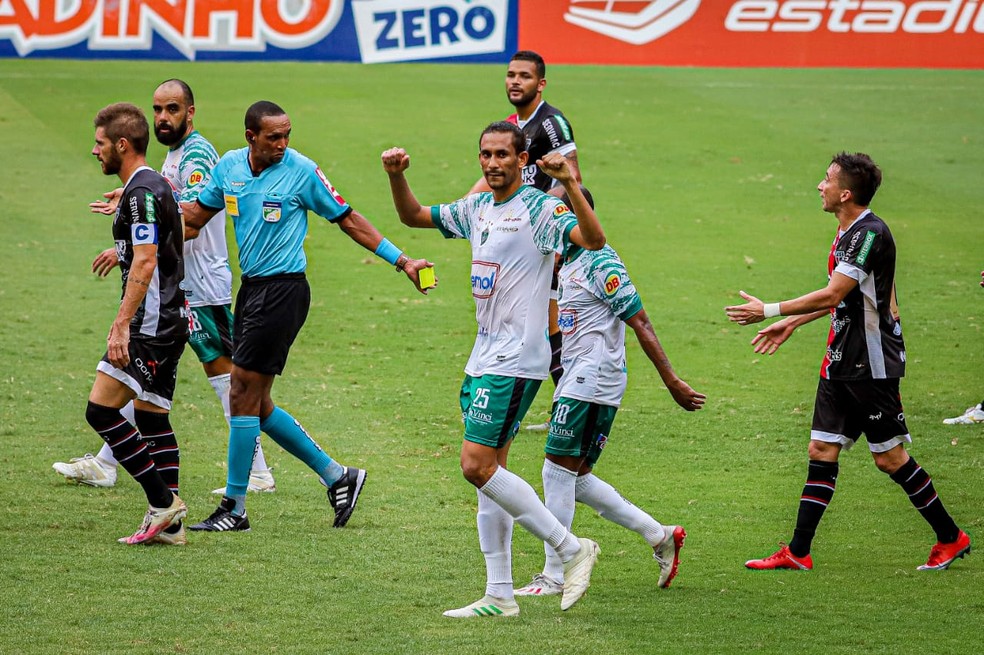 Hamilton atuou no Manaus até 2020, quando se mudou para o futebol do exterior — Foto: João Normando