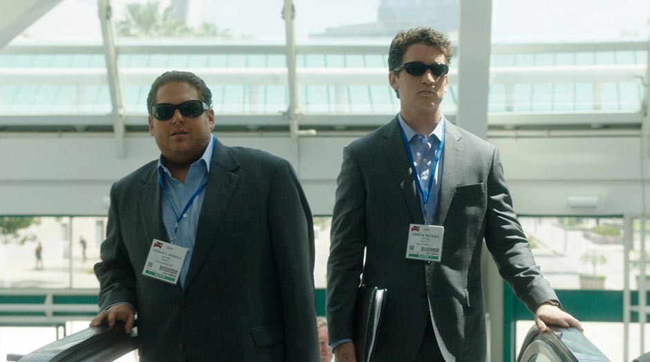 Efraim (Jonah Hill) e David (Miles Teller) procuram bons negócios em vários lugares do mundo (Foto: Warner Bros)