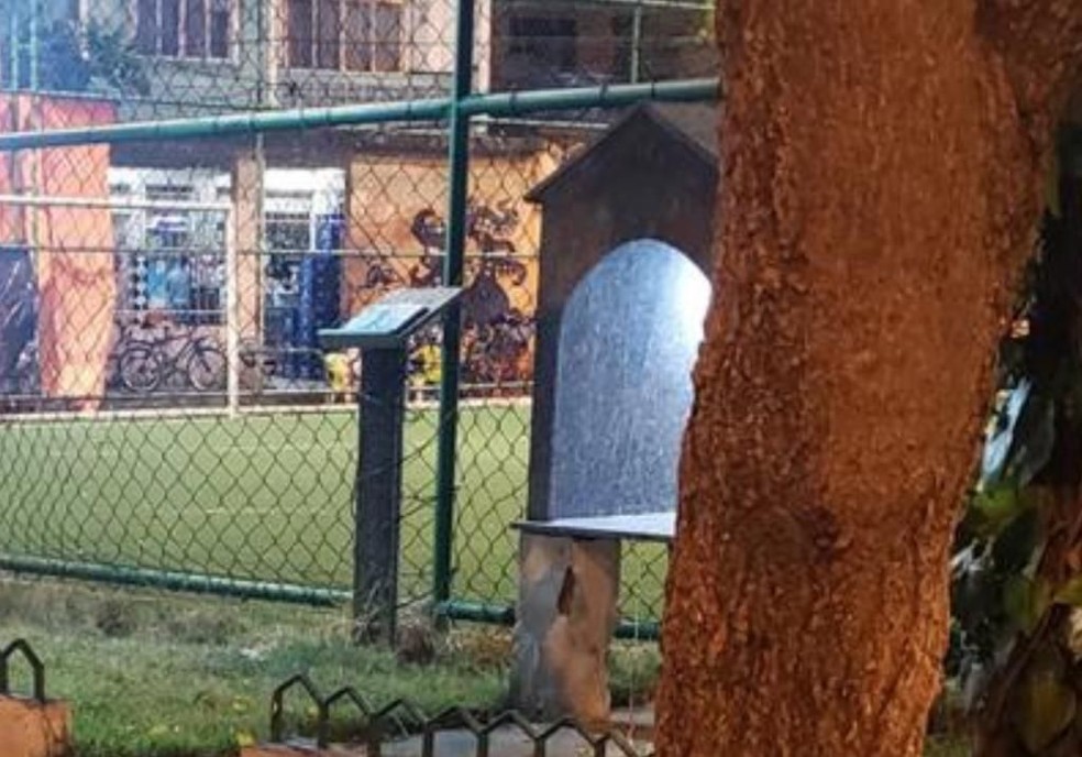 Peixão mandou tirar a imagem da santa ao lado de campo de futebol na favela Cinco Bocas — Foto: Reprodução