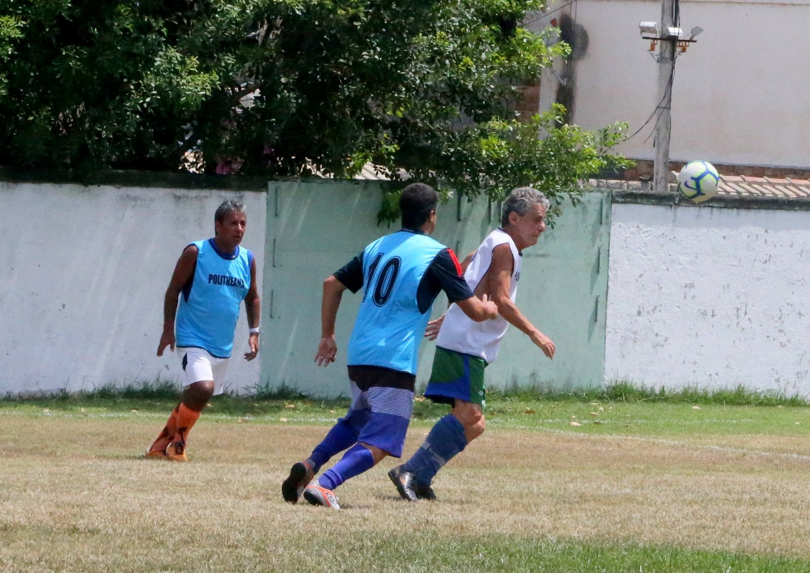 Chico Buarque joga bola com amigos no Rio de Janeiro (Foto: AgNews)