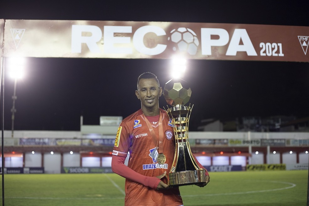 Ciel tem um jogo, um gol e um troféu pelo Tombense — Foto: Victor Souza/Tombense 
