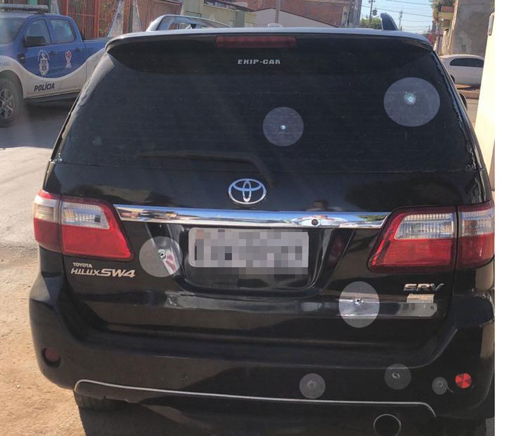 Carro onde os integrantes da banda Sala de Reboco estavam foi atingido por tiros na Bahia â€” Foto: Arquivo Pessoal