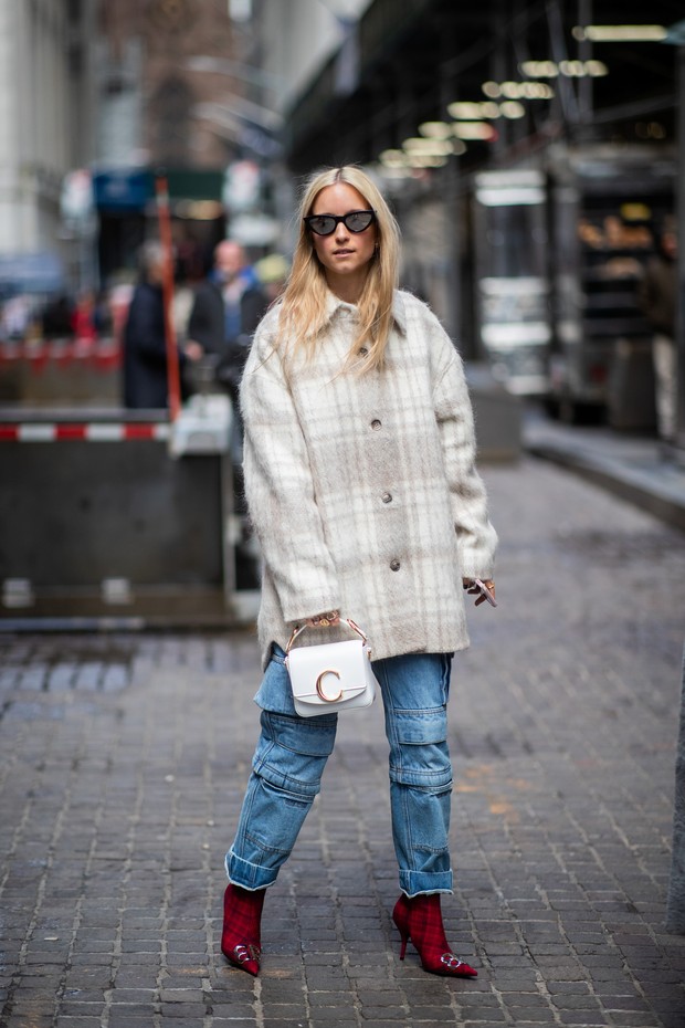 NEW YORK, NEW YORK - FEBRUARY 13: Charlotte Groeneveld is seen wearing denim jeans, plaid coat, white bag outside Michael Kors during New York Fashion Week Autumn Winter 2019 on February 13, 2019 in New York City. (Photo by Christian Vierig/Getty Images) (Foto: Getty Images)