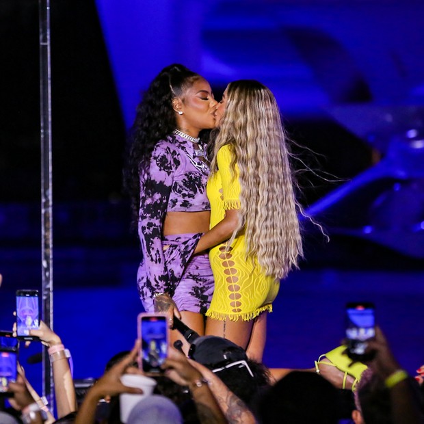 Ludmilla e Brunna Gonçalves dançam e se beijam em show (Foto: Victor Chapetta e Vitor Pereira/AgNews)