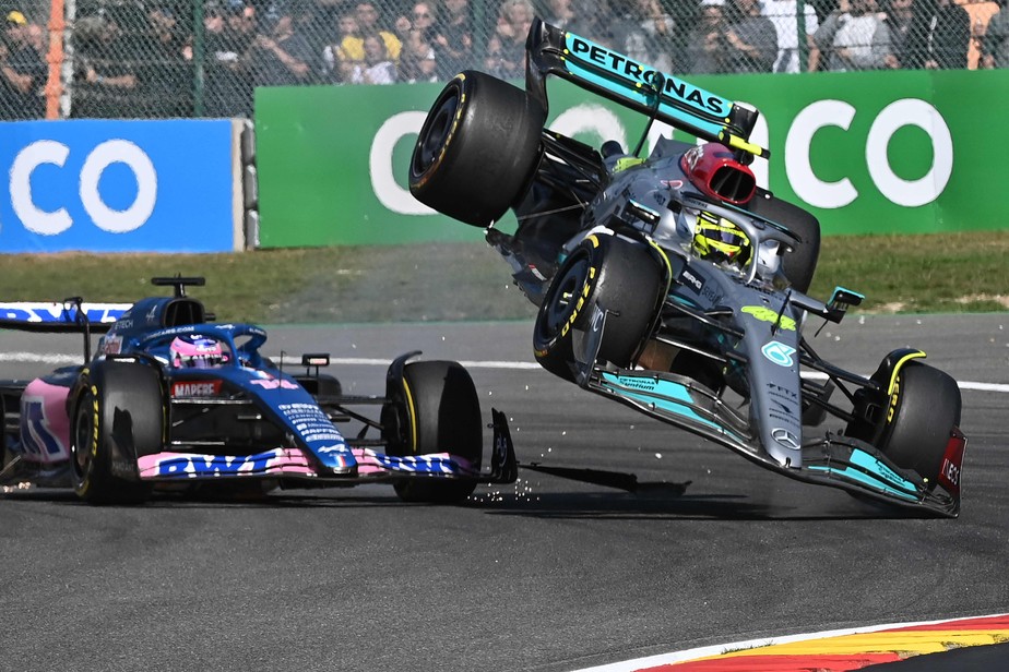 Momento do acidente de Lewis Hamilton e  Fernando Alonso