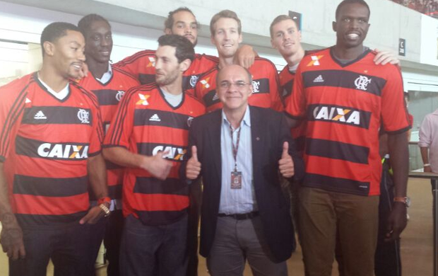 Vestidos de rubro-negro, astros dos Bulls torcem pelo Fla no Maracanã
