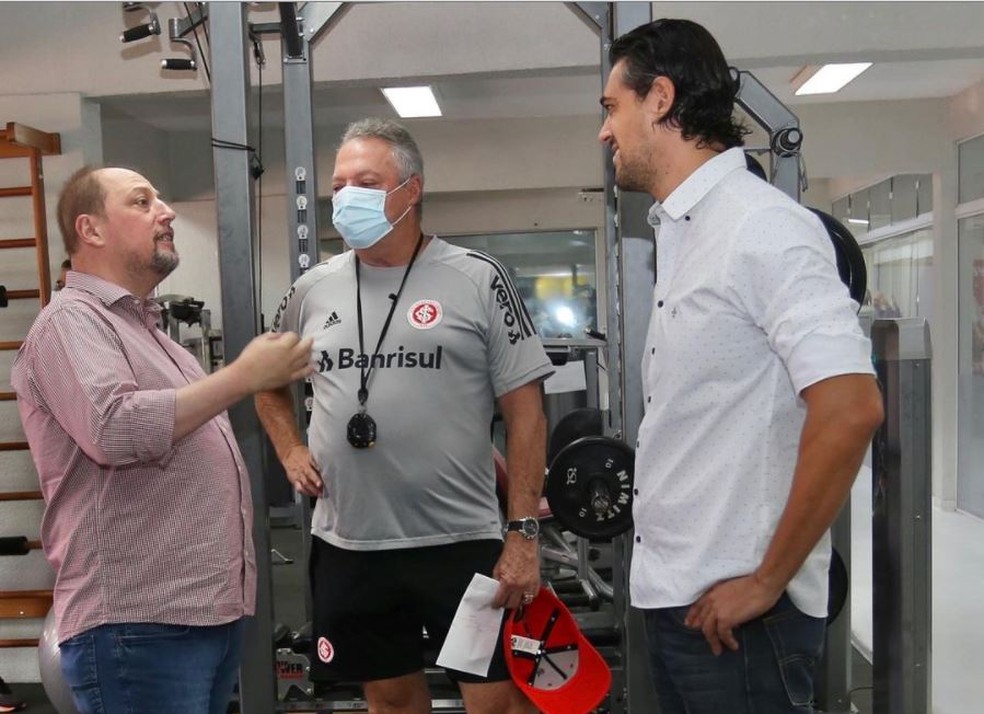 Alessandro Barcellos, em conversa com o técnico Abel Braga — Foto: Divulgação/Internacional