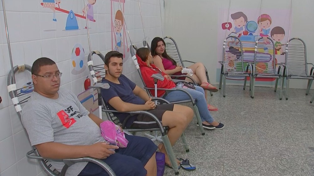 Pacientes com dengue são atendidos em centro de hidratação — Foto: Reprodução/TV TEM