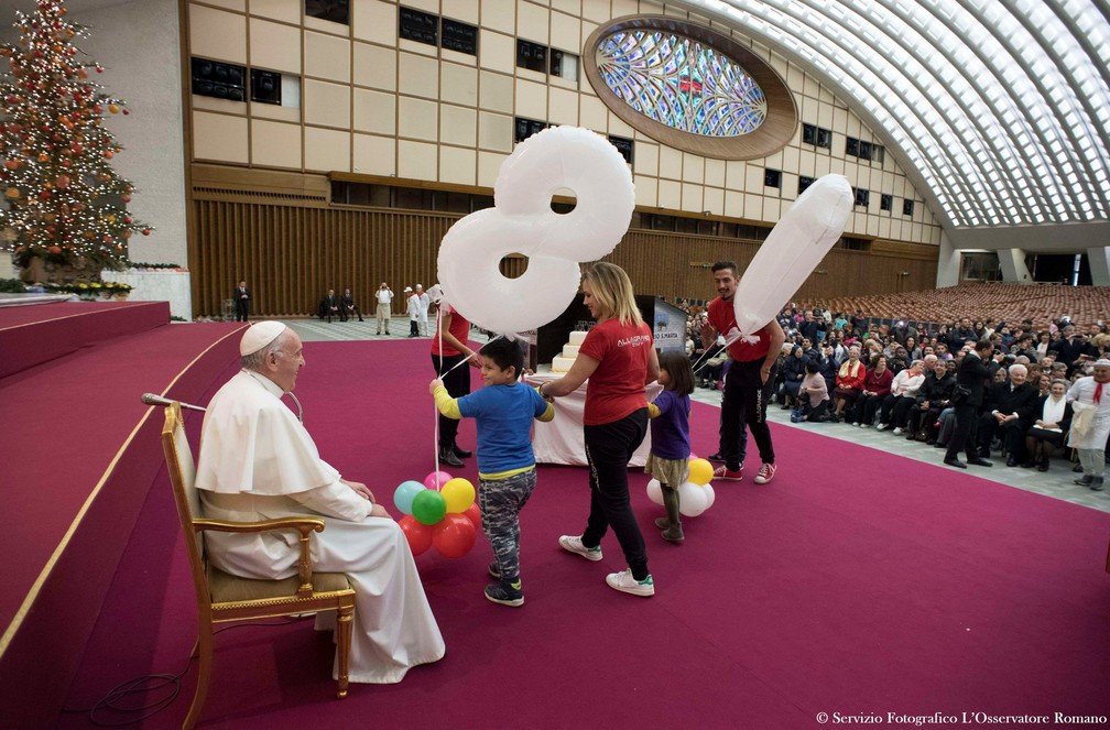 Crianças carregam balões com a idade do Papa Francisco durante celebração neste domingo (17) no Vaticano (Foto: Osservatore Romano/Handout via Reuters)