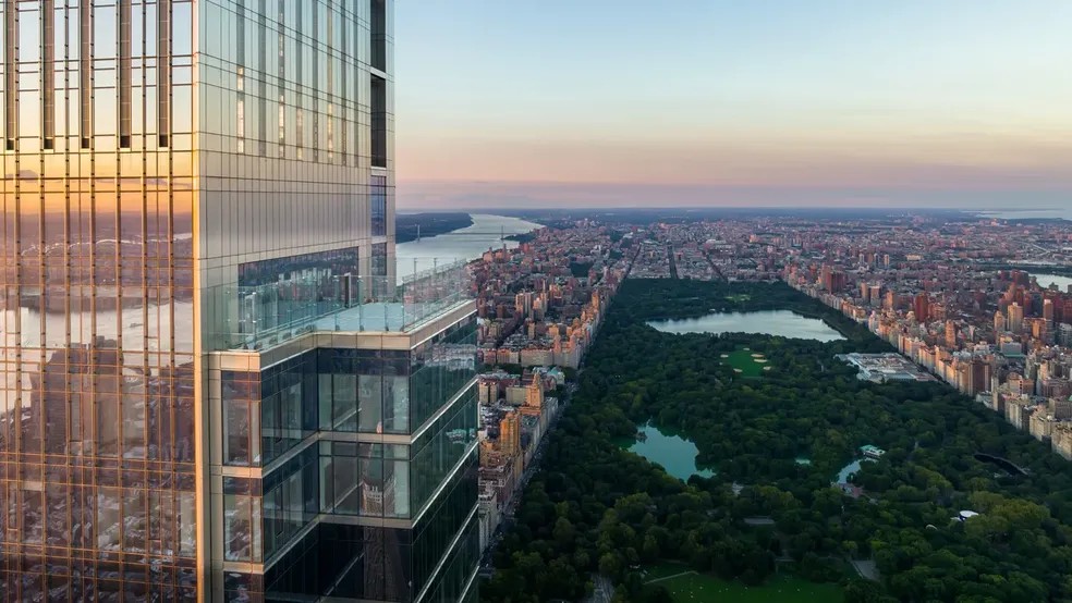 Apartamento considerado o mais alto do mundo, em frente ao Central Park, grande área de vegetação em Nova York — Foto: Cody Boone, SERHANT