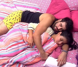 Laham e Munik dormem juntos (Foto: BBB)