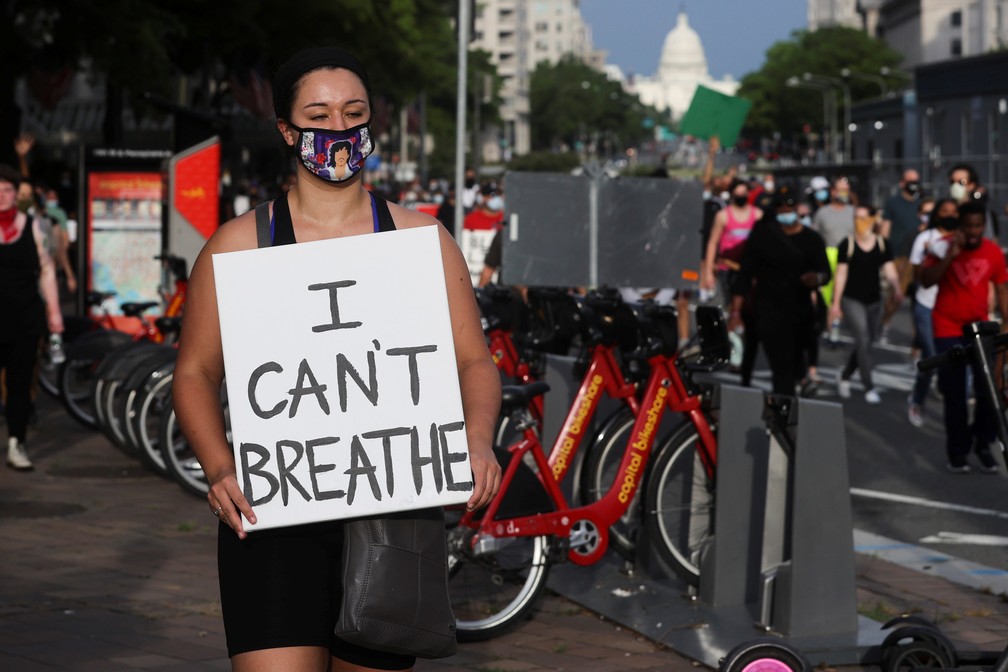 'Eu não consigo respirar', diz cartaz segurado por manifestante nesta sexta (29) em Washington, nos EUA, em protesto após morte de George Floyd — Foto: Jonathan Ernst/Reuters