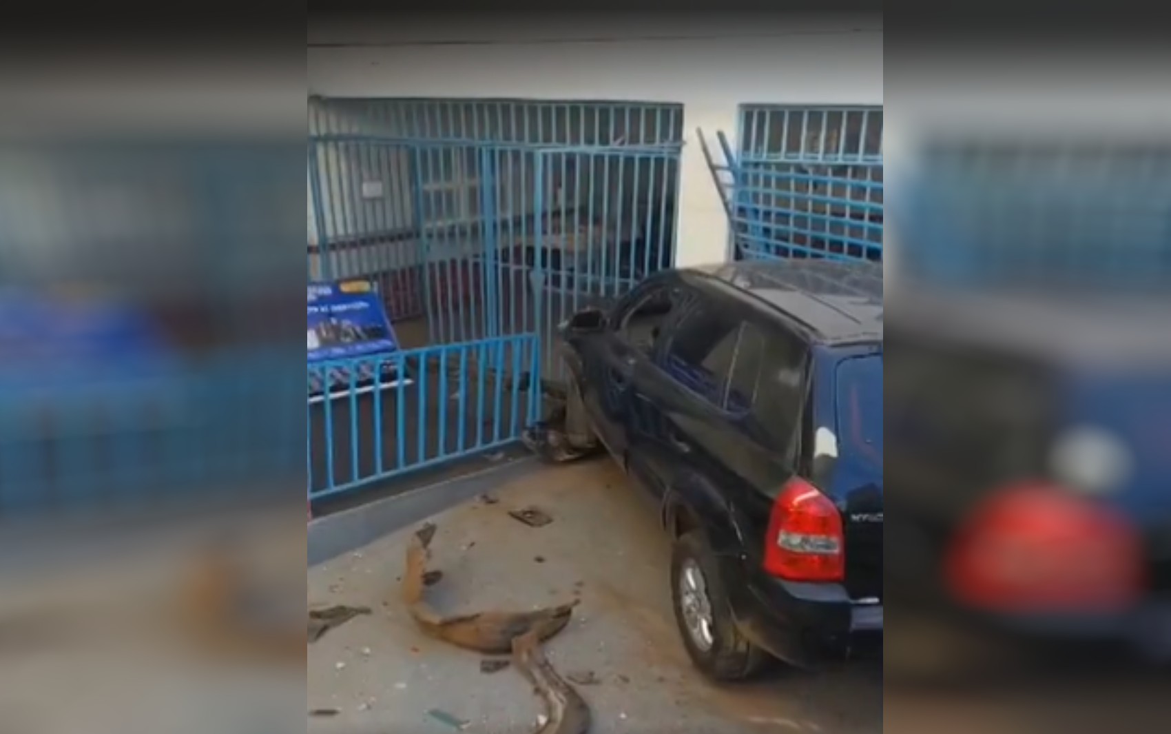 Carro desce escada e atinge portão de escola em Anápolis