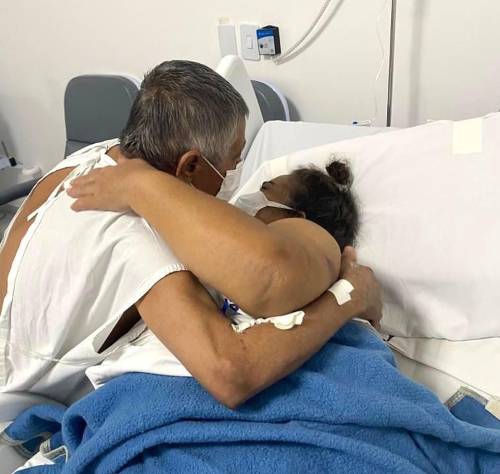 Internados com Covid-19 no mesmo hospital, em Maceió, homem e mulher celebram 50 anos de casados — Foto: Marcel Vital/Ascom