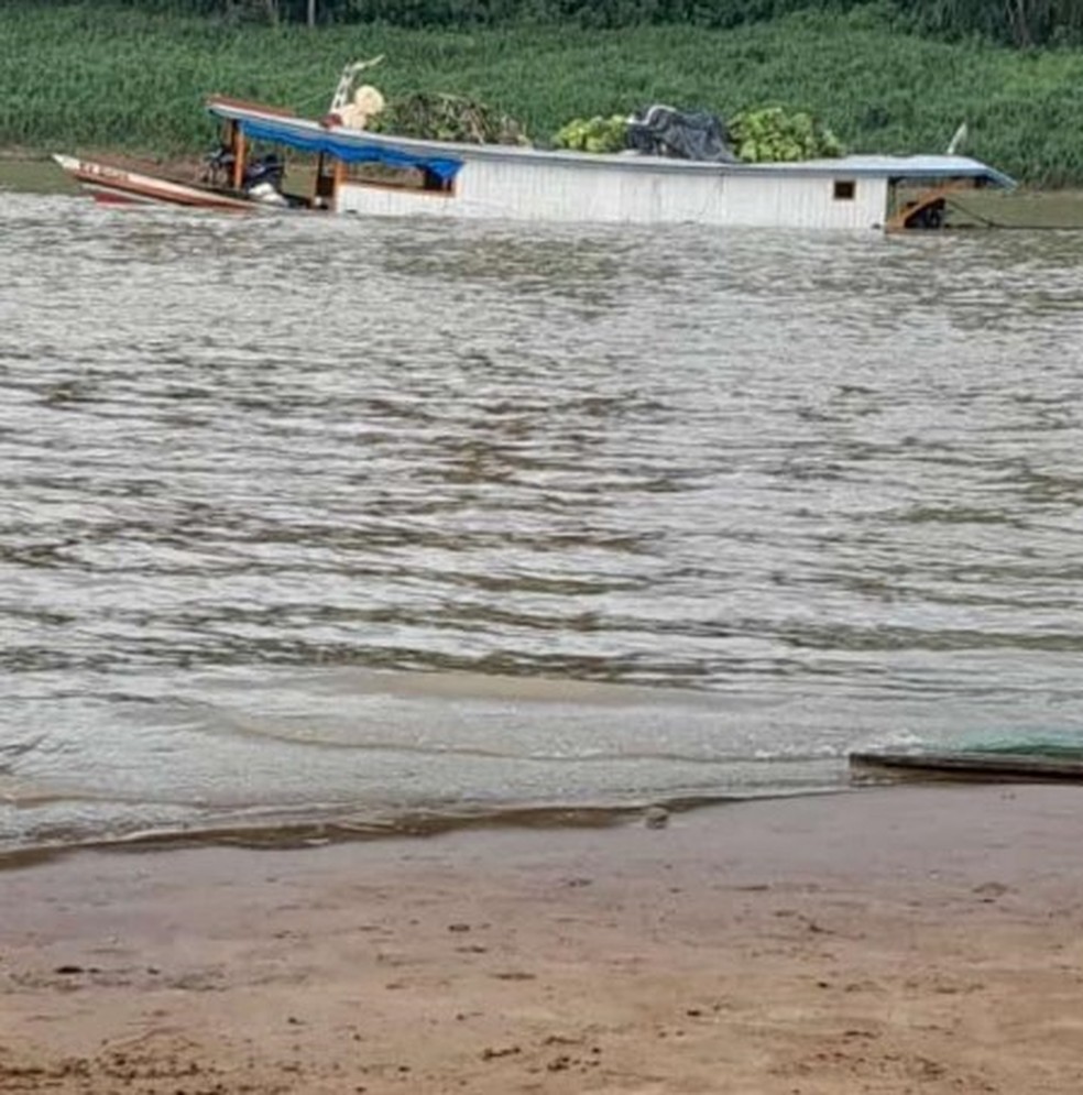 Embarcação afundou parcialmente — Foto: Arquivo pessoal