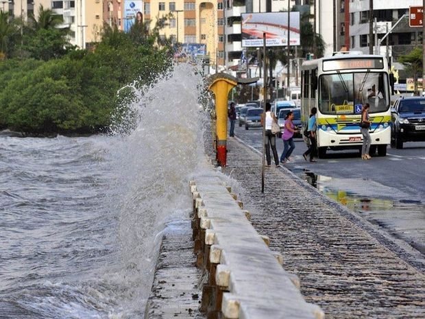 Água do Rio Sergipe danificou mureta de contenção e invadiu a pista (Foto: André Moreira/PMA)