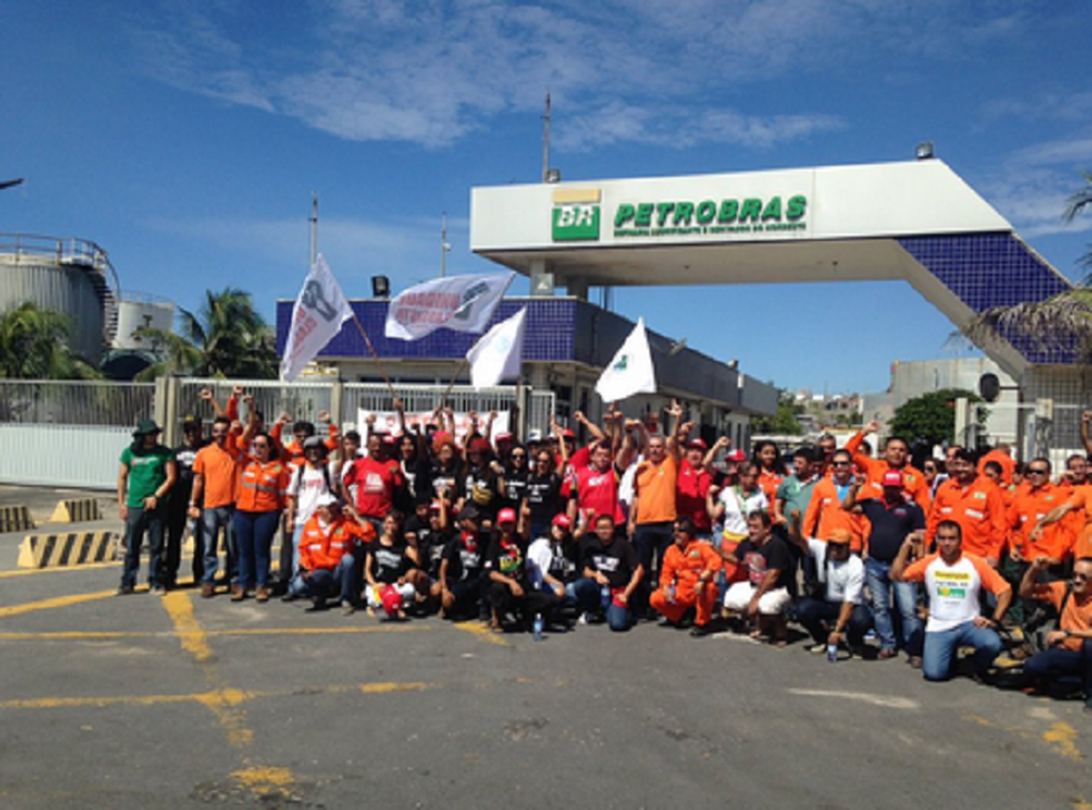 Categoria protestou em frente da Refinaria Lubrificantes e Derivados do Nordeste (Lubnor), no Porto do Mucuripe, em Fortaleza.  (Foto: Gioras Xerez/G1 CearÃ¡)