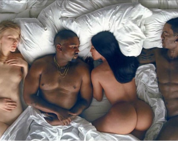 Kim Kardashian e Kanye West no clipe da canção 'Famous' (Foto: Reprodução)