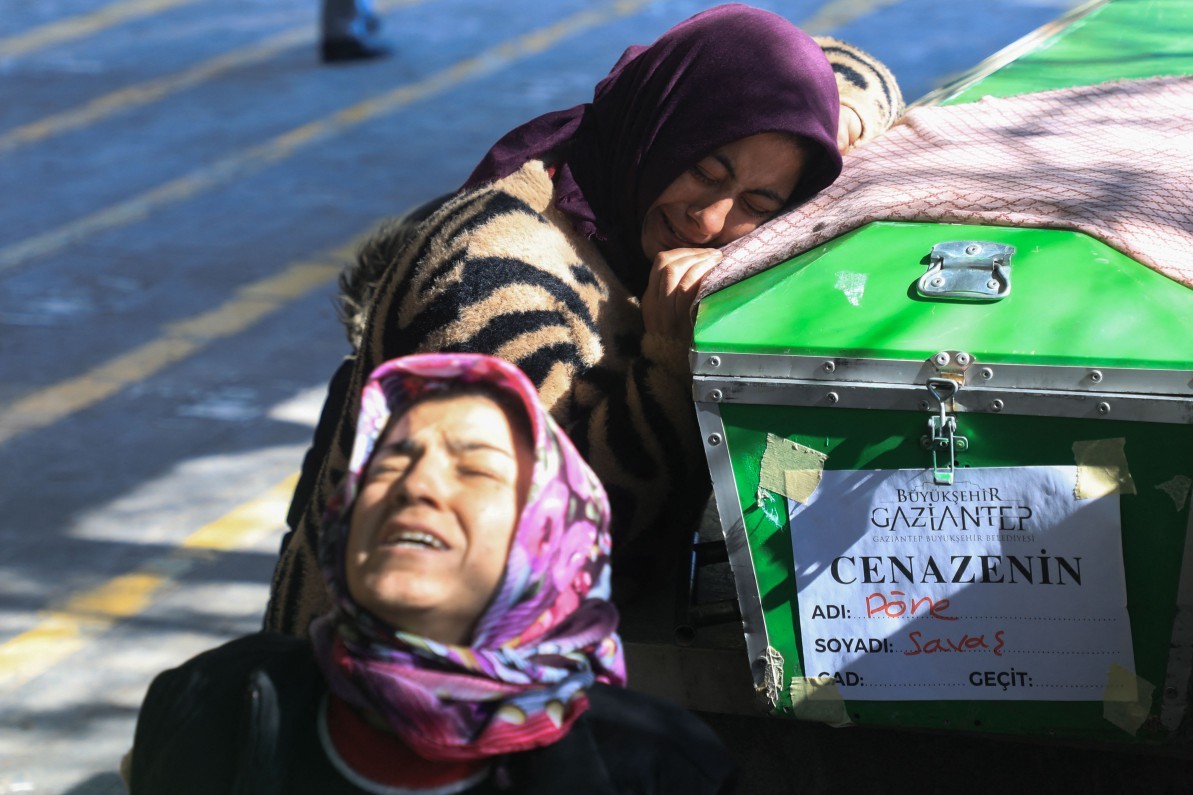Parentes de vítima de terremoto choram durante funeral em Gaziantep, na Turquia — Foto: Zein Al RIFAI / AFP