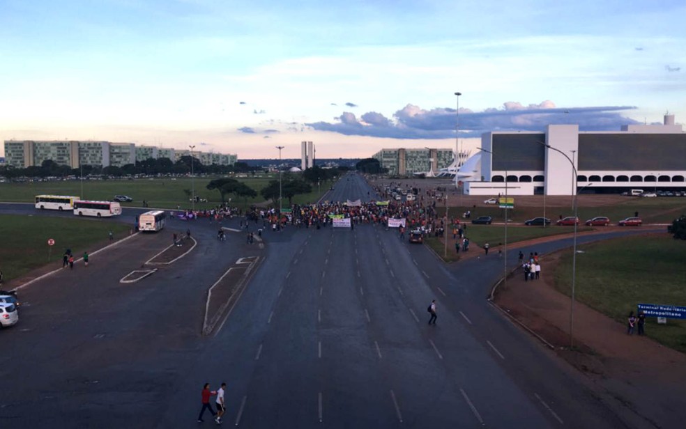 Ato contra reforma da Previdência e governo Temer bloqueia Eixo Monumental, em Brasília (Foto: Gustavo Aguiar/G1)