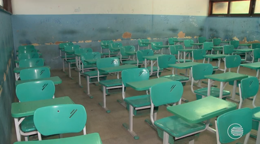 Salas de aulas vazias, professores sem reajustes e milhares de estudantes sem educação. (Foto: Reprodução/TV Clube)