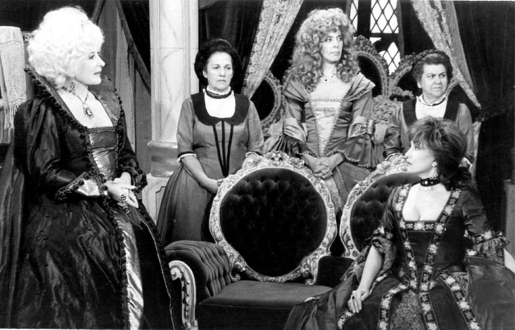 Tereza Rachel, Maria Cardoso, Mila Moreira, Hilda Rebello e Eva Wilma em cena da novela 'Que Rei Sou Eu?', de 1989 — Foto: Acervo Grupo Globo