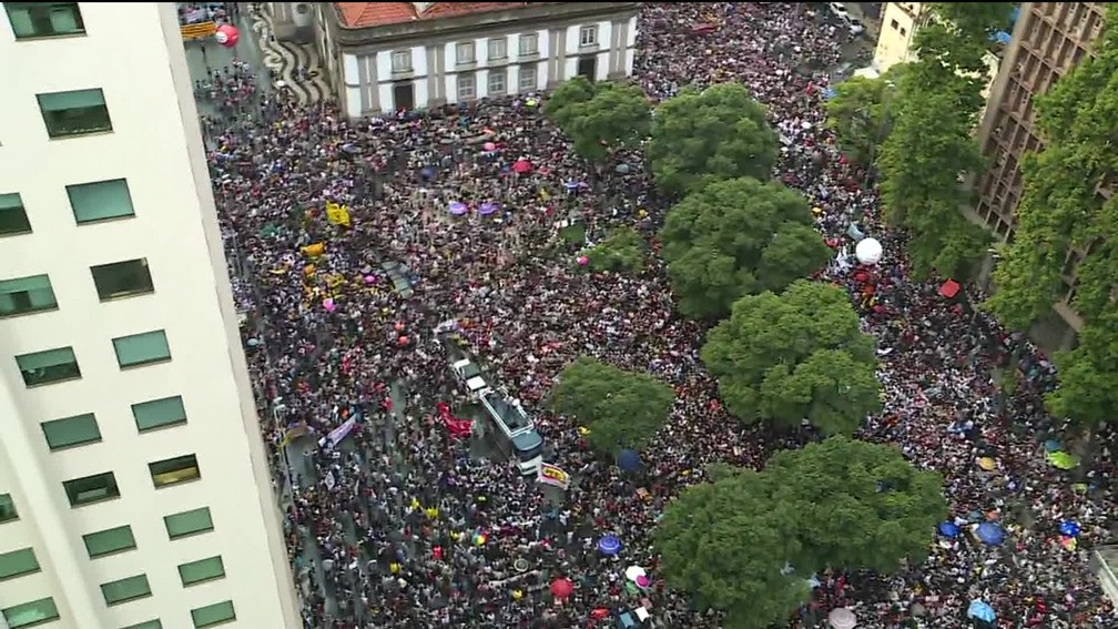 Manifestantes se concentram na CandelÃ¡ria, Centro do Rio de Janeiro (RJ) â€” Foto: ReproduÃ§Ã£o/TV Globo