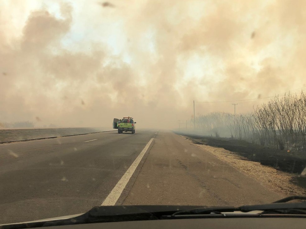 Pista foi interditada nos dois sentidos por causa da fumaça — Foto: Divulgação