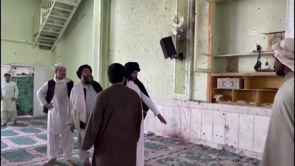 Grande explosão deixa dezenas de 32 mortos e feridos em uma mesquita xiita em Kandahar, no sul do Afeganistão, em 15 de outubro de 2021 — Foto: Reuters
