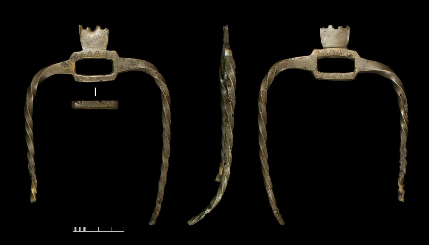 Objeto de bronze pontiagudo encontrado em Wilsford ao lado do instrumento musical de osso humano (Foto: Wiltshire Museum, copyright University of Birmingham/David Bukachit)