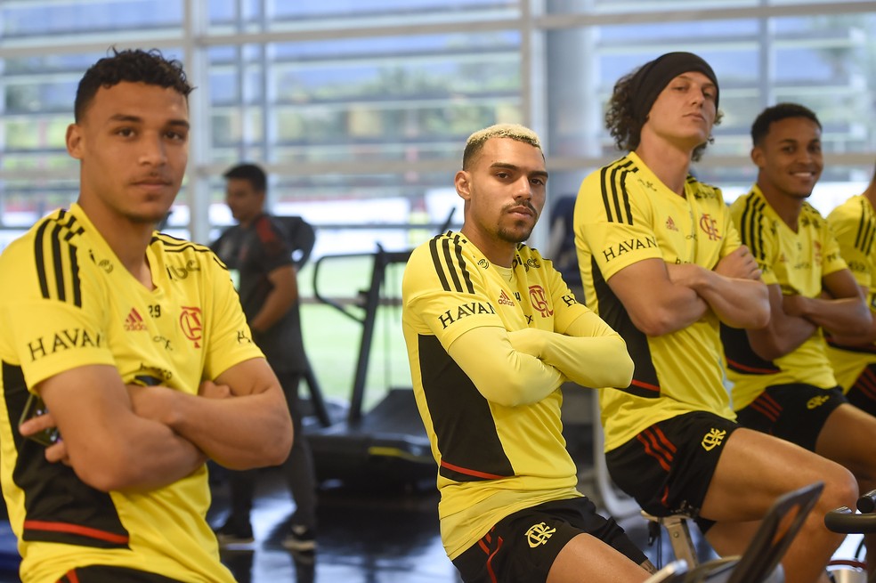 David Luiz cercado pela garotada do Flamengo &mdash; Foto: Marcelo Cortes/Flamengo