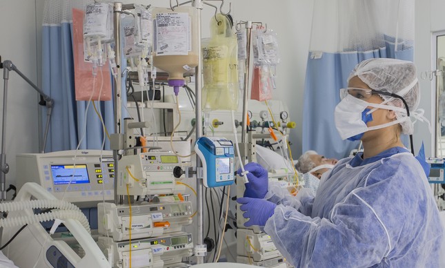 Médica atende a paciente diagnosticado com Covid-19 em hospital de São Paulo