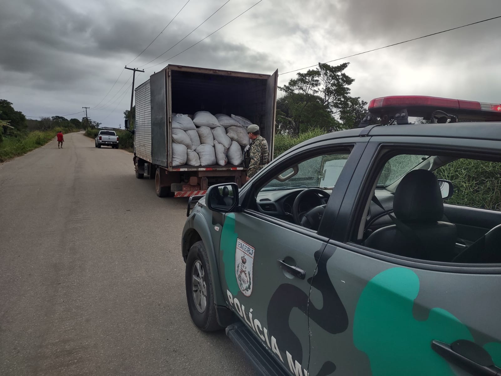 Polícia Ambiental apreende carga irregular de pimenta rosa em Campos, no RJ