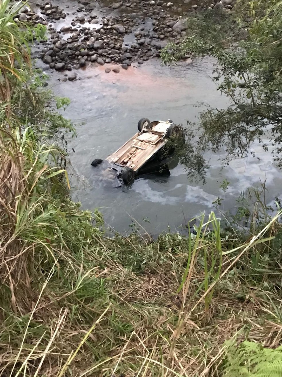 Carro caiu em ribanceira e parou em rio às margens de avenida em Rio dos Cedros (Foto: Corpo de Bombeiros/ Divulgação)