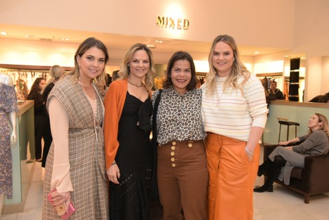 Vivian Sotocorno, Juliana Martins de Oliveira, Daniela Falcão e Giovana Oliveira
