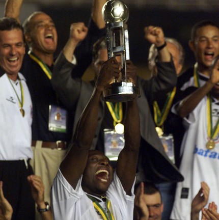 O então capitão do Corinthians, Freddy Rincón, ergue a taça de campeão mundial de clubes. O Corinthians venceu nos pênaltis o Vasco da Gama por 4 x 3, em partida disputada no MaracanãArquivo