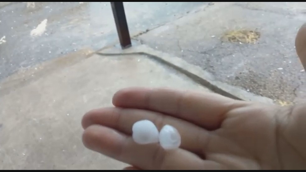 Chuva de granizo nesta quarta-feira (2) no DF — Foto: Redes sociais/Reprodução