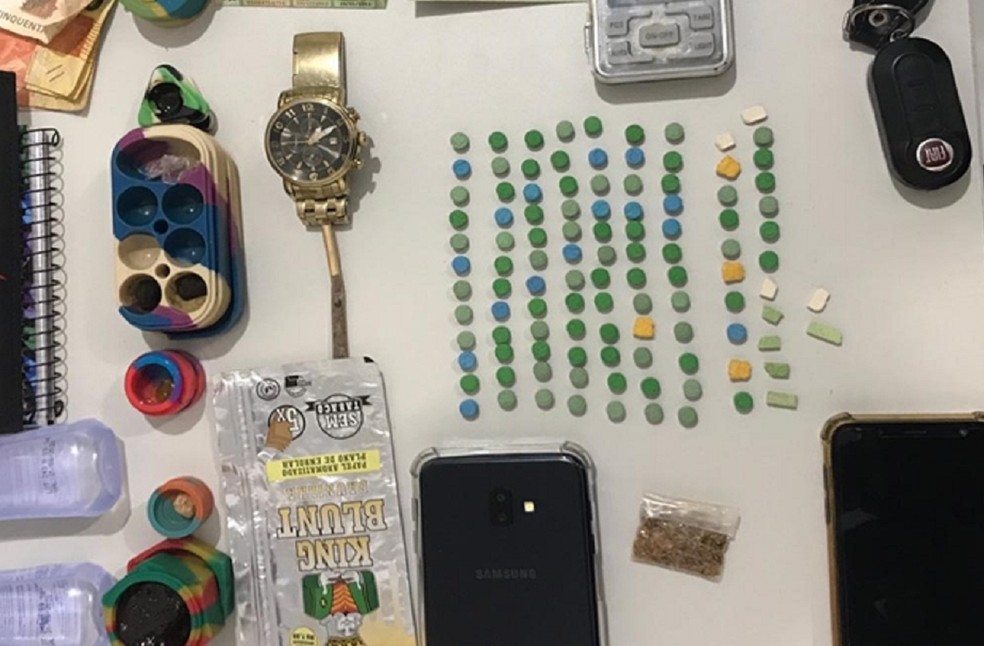 BPRp encontrou 108 comprimidos de êxtase, 17 gramas de haxixe, uma pedra de crack e uma balança de precisão, além de dois frascos de 'loló' — Foto: Divulgação/Polícia Militar