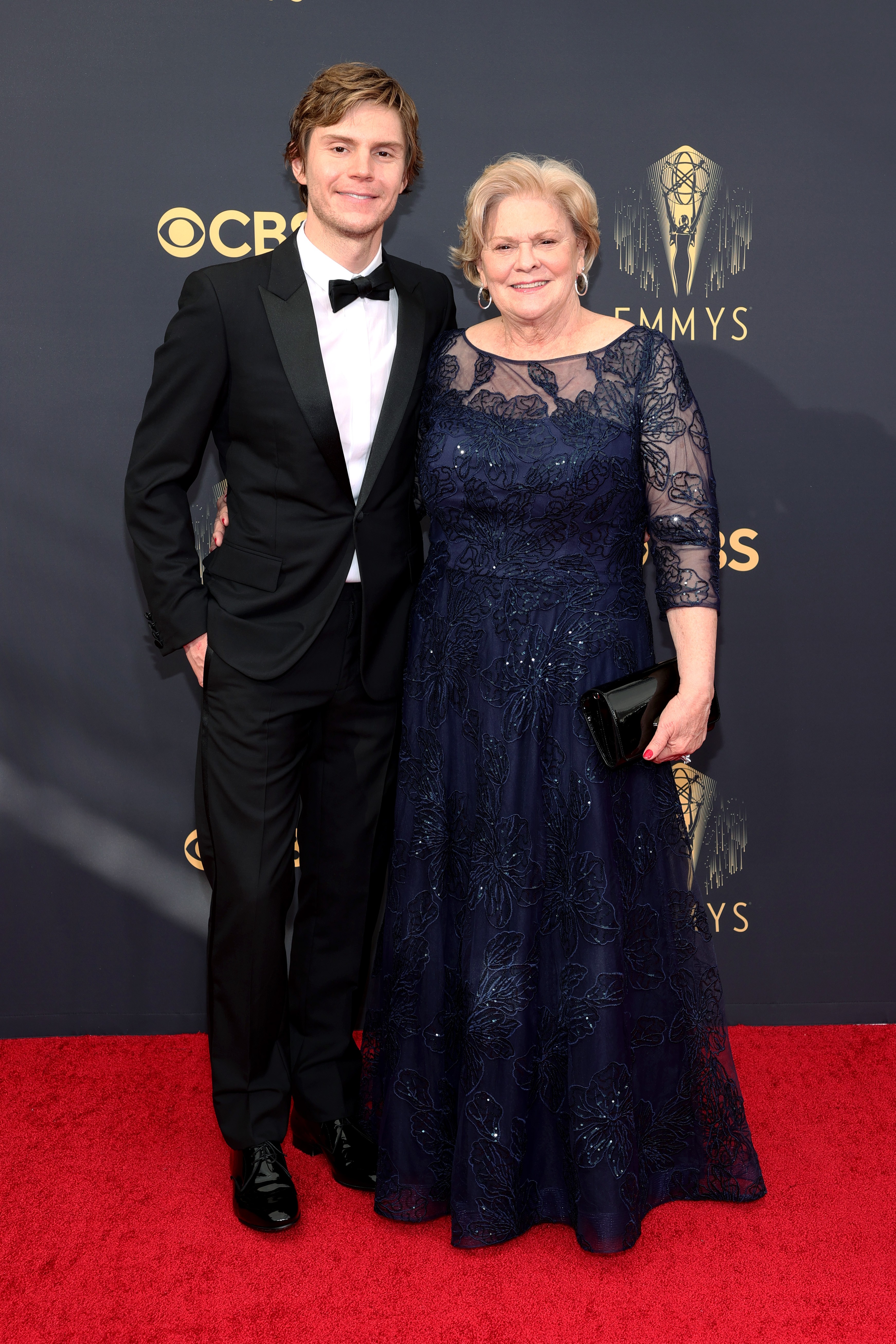 LOS ANGELES, CALIFORNIA - SEPTEMBER 19: (L-R) Evan Peters and Julie Peters attend the 73rd Primetime Emmy Awards at L.A. LIVE on September 19, 2021 in Los Angeles, California. (Photo by Rich Fury/Getty Images) (Foto: Getty Images)
