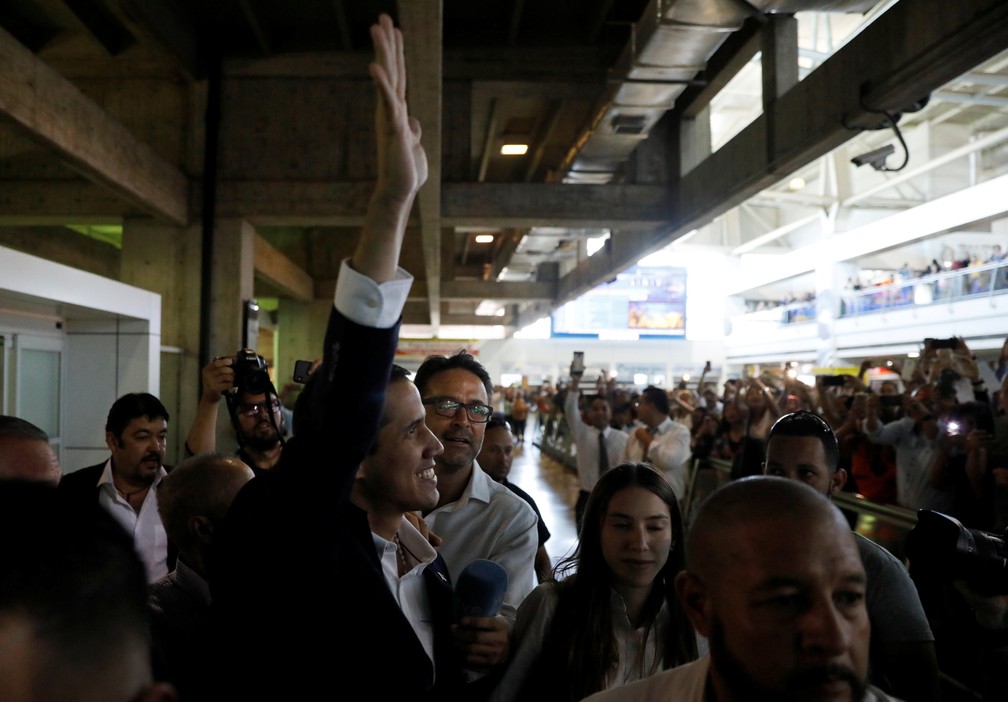 Guaidó chegou nesta segunda (4) a Caracas, depois de convocar apoiadores a se reunirem. — Foto: Carlos Jasso/Reuters
