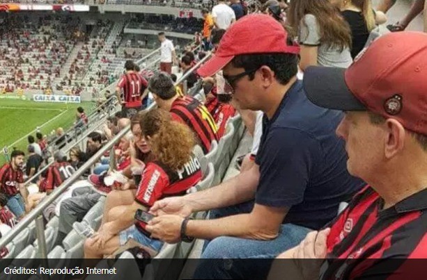 Sergio Moro de boné vermelho e óculos escuros na torcida do Furacão