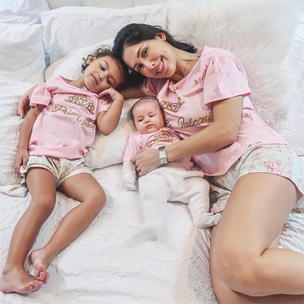 Bella Falconi e as filhas, Vicky e Stela (Foto: Reprodução / Instagram)