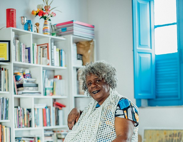 A escritora mineira em sua casa, no Morro da Conceição,  no Rio: ela será homenageada neste ano pelo Prêmio Jabuti (Foto: Elisa Mendes)