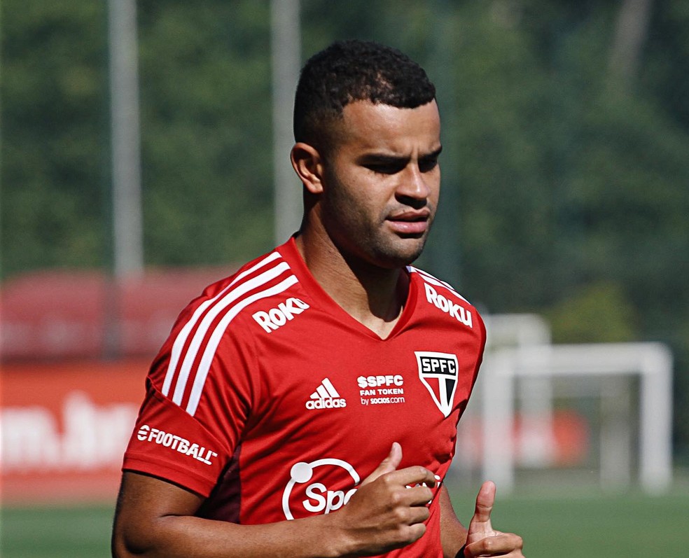 Alisson correu pelo gramado do CT da Barra Funda — Foto: Divulgação