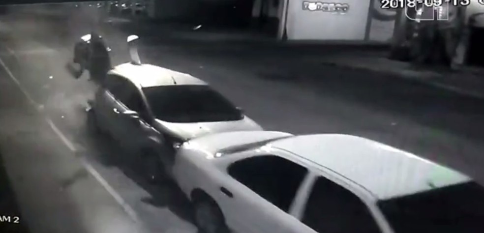 Moto bate na traseira de carro estacionado em avenida de AraÃ§atuba â€” Foto: ReproduÃ§Ã£o/CÃ¢mera de seguranÃ§a