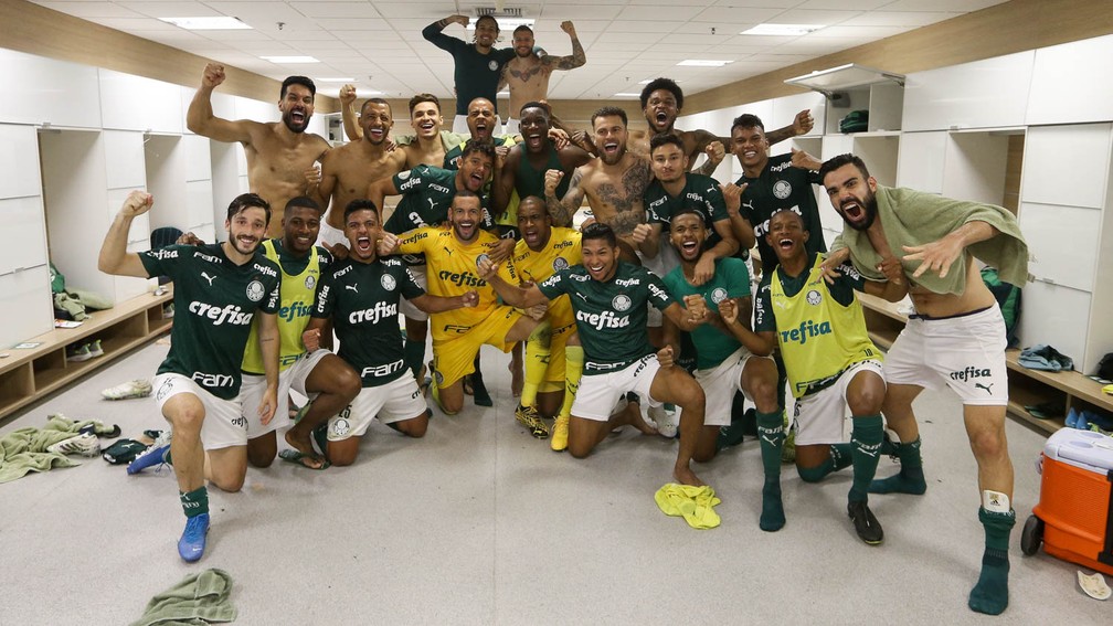 Jogadores do Palmeiras comemoram vitória no vestiário da arena do Corinthians — Foto: Cesar Greco/Ag. Palmeiras