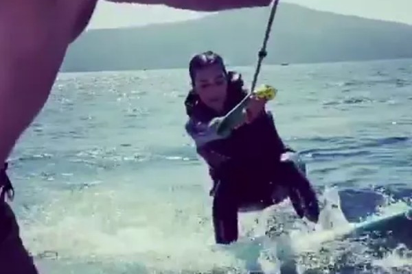 A socialite Kim Kardashian praticando wakeboard (Foto: Instagram)