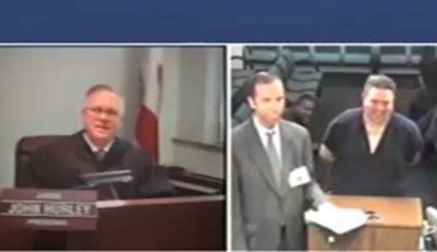 Juiz John Hurley ficou impressionado ao interrogar suspeito com sobrenome 'Cocaína' (Foto: Reprodução/YouTube/Jim Browski)