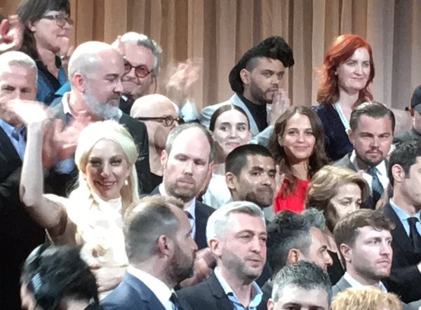 Alê Abreu próximo a Lady Gaga e Leonardo DiCaprio (Foto: Reprodução)